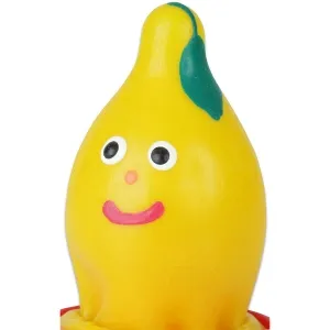 Gelbe, birnenförmige Figur mit Augen, rotem Mund und grünem Blatt auf dem Kopf.