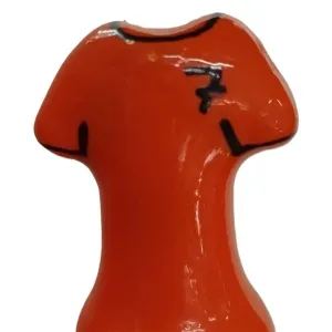 Red ceramic figure in the shape of a jersey with the black number 7 on the chest.