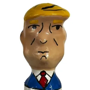 Karikatur einer Figur mit gelbem Haar, blauem Anzug und roter Krawatte.