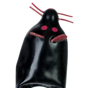 Schwarze Figur mit roten Punkten und Schnurrhaaren, die an eine Maus erinnert.