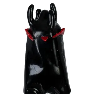 Schwarze Figur mit roten Akzenten, die wie ein Umhang und Hörner aussehen.