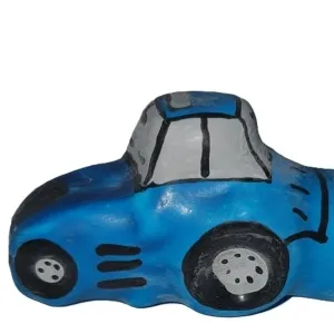Blaues, handgemaltes Auto auf einem Stein mit schwarzen und grauen Details.