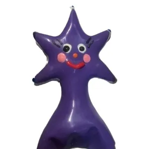 Lila sternförmige Figur mit Gesicht, roten Wangen und Lächeln.