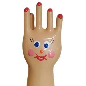 Handförmige Figur mit Gesicht, blauen Augen, rosa Wangen und roten Lippen, Fingernägel rot lackiert.