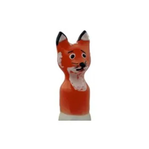 Orangefarbene Fuchsfigur mit schwarzen Ohren und weißem Bauch, aufrecht stehend.