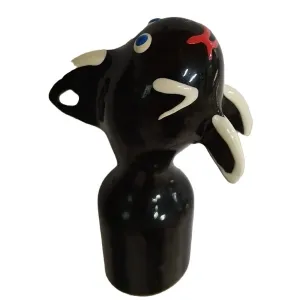 Schwarze Keramikfigur einer Katze mit blauen Augen und roten Details, die nach oben schaut.