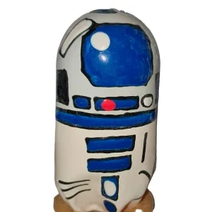 Bemalter Stein in Form eines blauen und weißen Roboters mit roten und schwarzen Details.