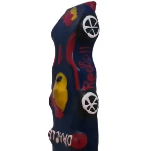 Bunt bemalte Skulptur eines Autos mit Red Bull-Logo und stilisierten Rädern.