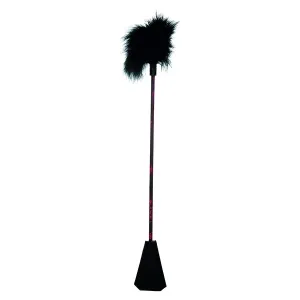 Schwarze Reitgerte mit flauschigem Ende und breitem Griff, vor weißem Hintergrund.