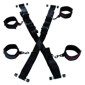 Schwarze Fesseln mit verstellbaren Gurten und Schnallen, in X-Form angeordnet.