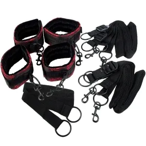 Schwarze und rote Hand- und Fußfesseln mit Schnallen und Riemen auf weißem Hintergrund.