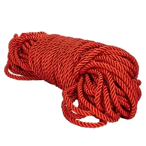Ein Bündel rotes, gedrehtes Seil, ordentlich aufgerollt.