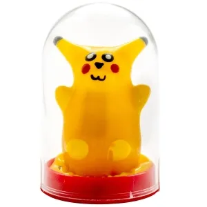 Gelbe Pikachu-Figur in einer durchsichtigen Kuppel mit rotem Sockel.