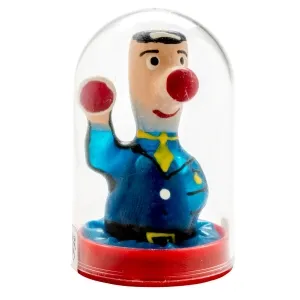 Spielzeugfigur in Uniform mit roter Nase und Ball, unter einer durchsichtigen Kuppel.