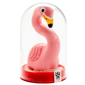 Rosa Flamingo-Figur in einer durchsichtigen Kuppel mit rotem Sockel.