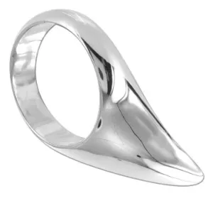 Silberner, tropfenförmiger Ring mit glatter Oberfläche und modernem Design.