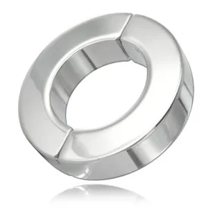 Silberner, runder Metallring mit glänzender Oberfläche, auf weißem Hintergrund.