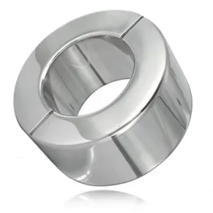Silberner, zylindrischer Metallring mit glatter Oberfläche und reflektierendem Glanz.
