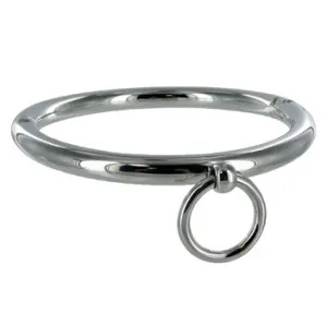 Silbernes Armband mit einem kleinen Ringanhänger.