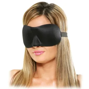Frau mit blonden Haaren trägt eine schwarze Schlafmaske.
