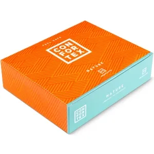 Orange und türkisfarbene Verpackung mit geometrischem Muster und der Aufschrift 