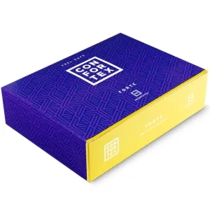 Lila-gelbe Box mit geometrischem Muster und der Aufschrift 