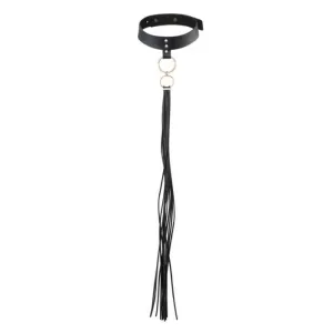Schwarzes Halsband mit Fransen und Metallringen, dekorativ und elegant.