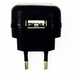 Schwarzes USB-Ladegerät mit zwei Steckern und einem USB-Anschluss, frontal abgebildet.