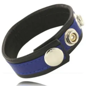 Schwarzes und blaues Armband mit silbernen Druckknöpfen.