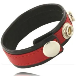 Rotes und schwarzes Lederarmband mit silbernen Druckknöpfen.