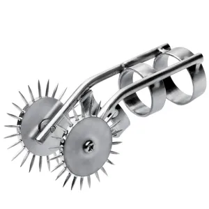 Metallisches Werkzeug mit zwei gezackten Rädern und Griffen, vermutlich für sensorische Stimulation.