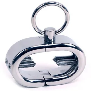 Metallischer Keuschheitsgürtel mit Ring und Schrauben, glänzend und oval geformt.