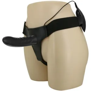 Schwarzer Strap-On-Dildo mit Kabel an einer hellen Schaufensterpuppe befestigt.