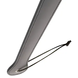 Grauer Ledergriff mit Naht und schwarzer Kordel.