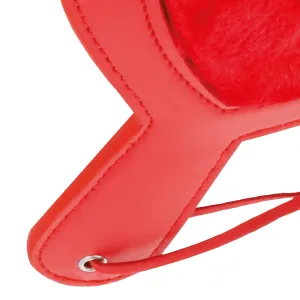 Rotes Lederobjekt mit Fellbesatz und Schnur, Nahaufnahme.