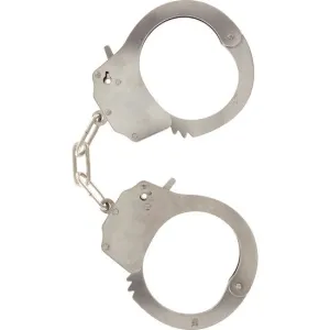 Silberne Handschellen mit Kette, geöffnet und auf weißem Hintergrund.