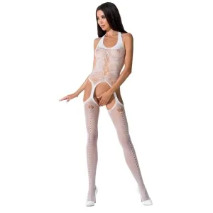 Frau in weißem, durchbrochenem Bodystocking und High Heels vor weißem Hintergrund.