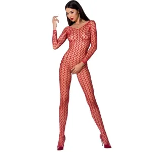 Frau in rotem Netz-Body mit langen Ärmeln und roten High Heels vor weißem Hintergrund.