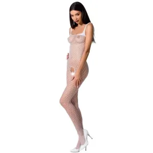 Frau in weißem Netz-Body mit Cut-Outs und weißen High Heels, posiert seitlich.