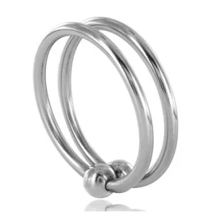 Zwei silberne Ringe mit Kugelverschluss, nebeneinander stehend auf weißem Hintergrund.