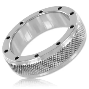 Silberner Metallring mit geriffelter Oberfläche und kleinen Löchern am Rand.
