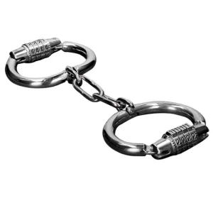 Zwei silberne Karabinerhaken mit Zahlenschlössern, verbunden durch eine kurze Kette.