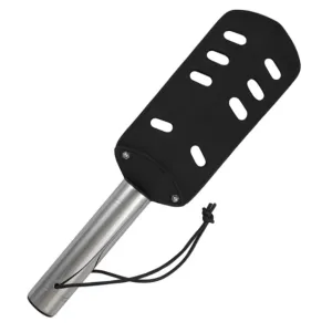 Schwarzer Grillwender mit Metallschaft und Schlaufe, rechteckige Form mit Schlitzen.