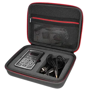 Schwarzes Etui mit rotem Reißverschluss, enthält ein elektronisches Gerät und Kabel in Schaumstoffeinlage.