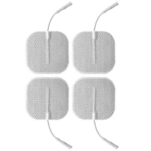 Vier quadratische, weiße Elektrodenpads mit Kabeln, auf weißem Hintergrund.