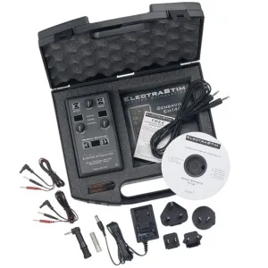 Elektrostimulationsgerät-Set in einem offenen Koffer mit Zubehör, Kabeln und einer CD.