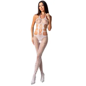 Frau in einem weißen, gemusterten Catsuit mit Cut-Outs, posiert vor weißem Hintergrund.