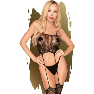 Frau in schwarzer Netz-Lingerie vor abstraktem Hintergrund.